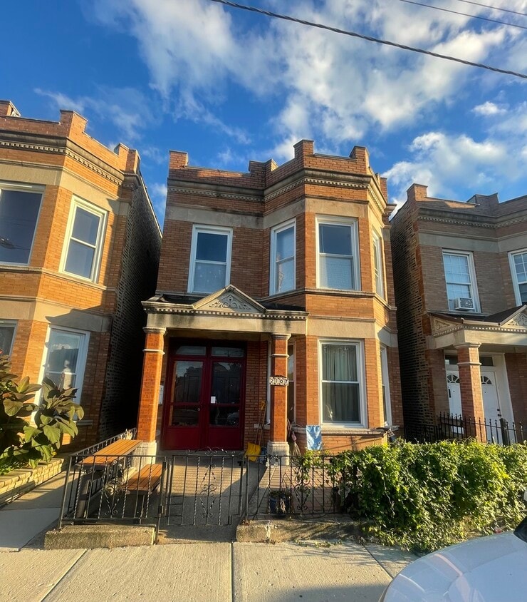 Primary Photo - 2107 W Coulter St