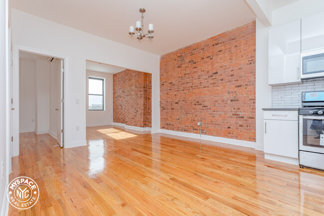 Foto del edificio - 56-48 Myrtle Ave