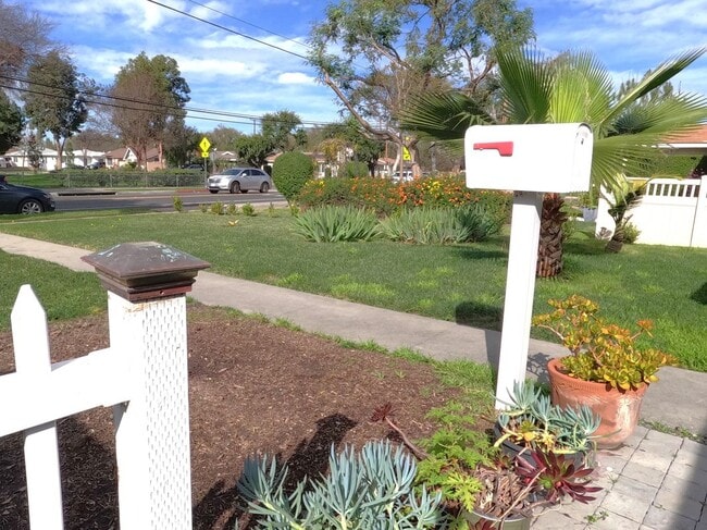 Building Photo - 906 S Gilbert St