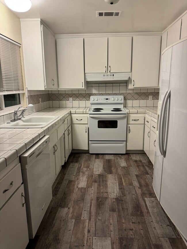 Foto del edificio - 13806 Red Hill Pl