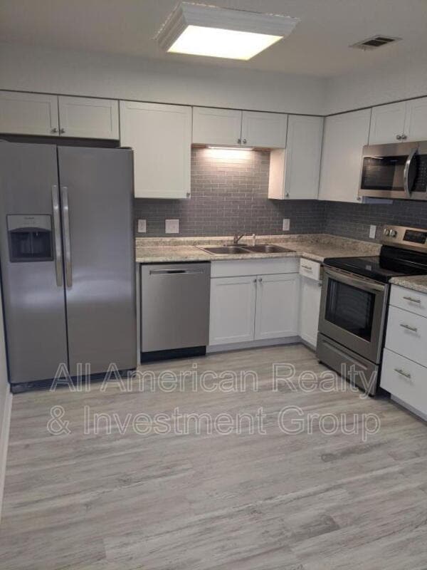 Building Photo - 825 Boulevard De L'Orleans