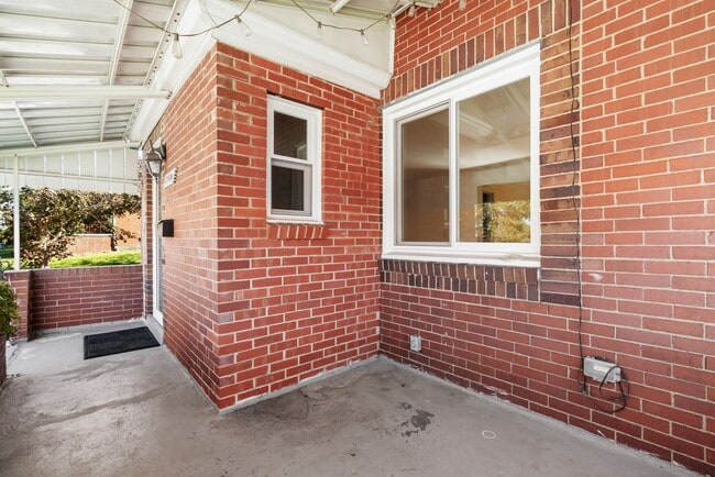 Building Photo - Newly Renovated 3Bd/1.5 Bath Home -- Avail...