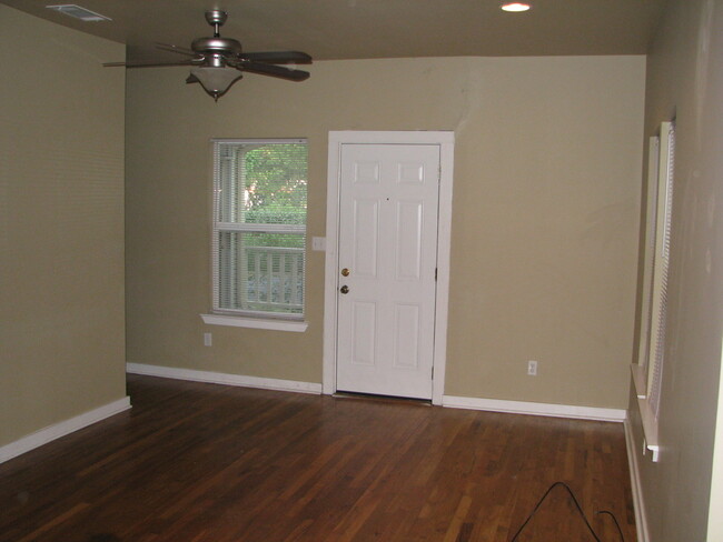 Foto del edificio - 4802 Clarkson Ave