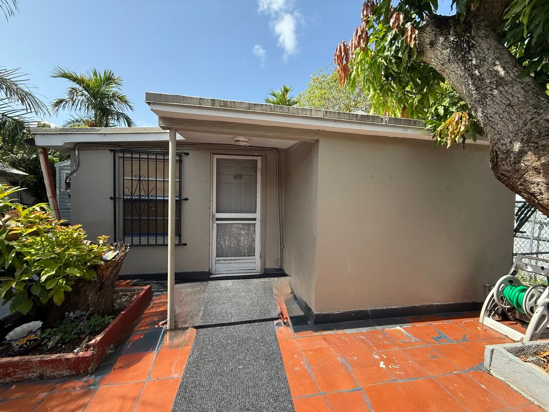 Private Entrance - 1870 NW 16th Ter