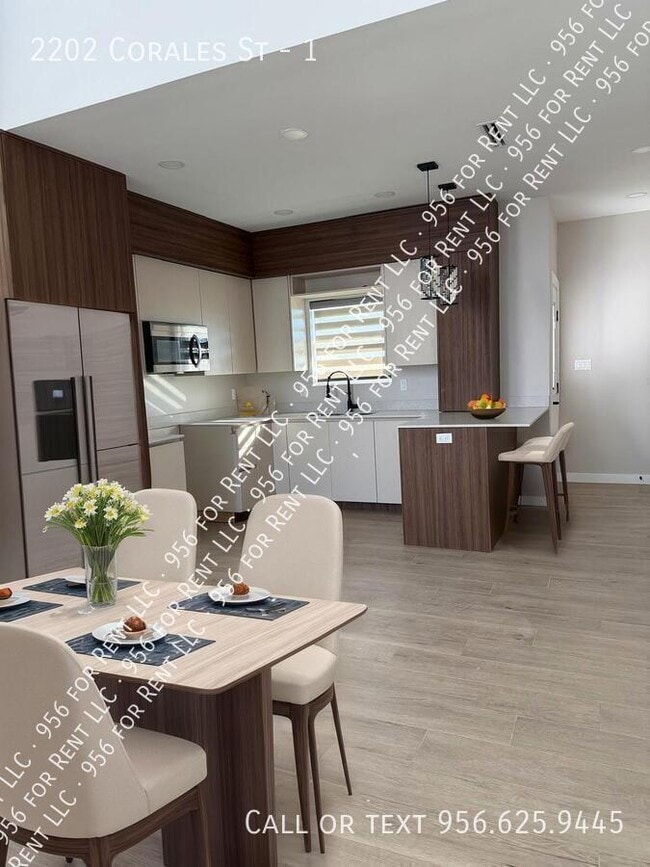 Building Photo - 2202 Corales St