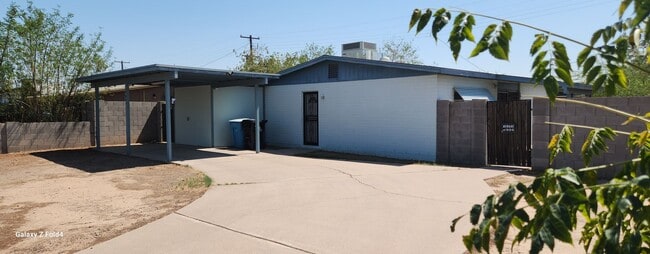 Building Photo - $1,400 Steal! Cozy 2-Bedroom Home in the H...