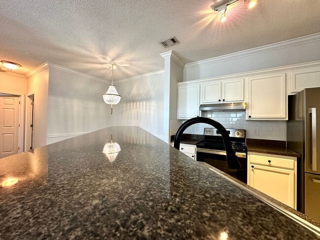 Foto del edificio - 2 Bedroom, 1 Bath Condo in The Concord West of the Ashley!