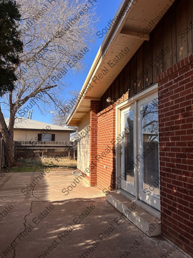 Building Photo - 3 Bed 2 Bath home with carport - Pets nego...