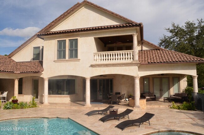 Building Photo - 2061 Crown Dr