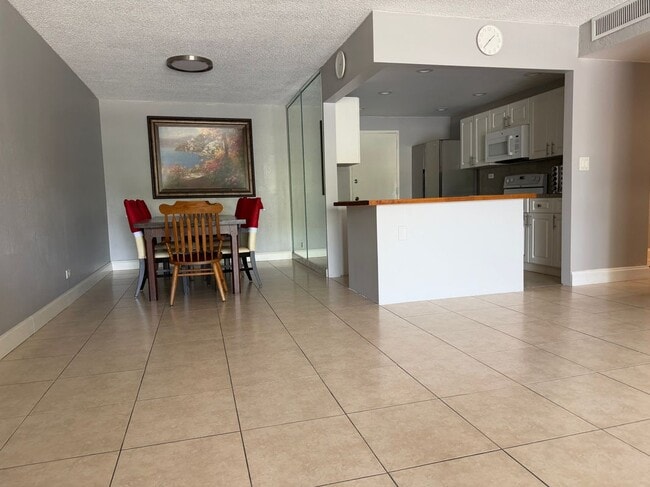 Foto del edificio - 800 NE 195th St