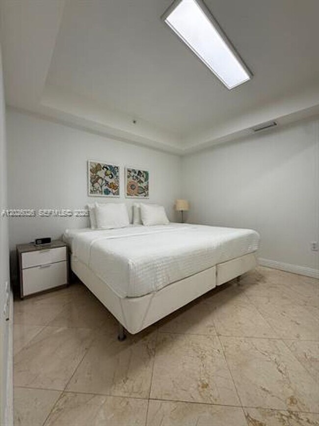 Building Photo - 16400 Collins Ave