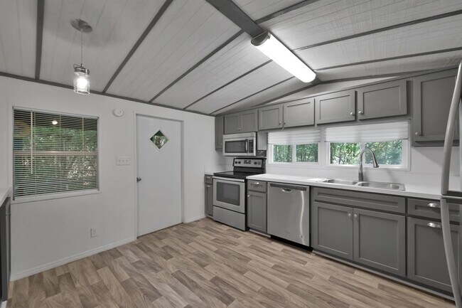 Foto del edificio - 6432 Longmire Rd