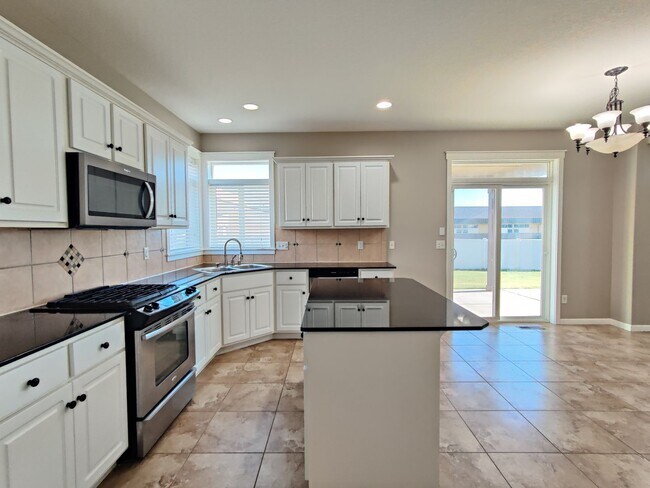 Building Photo - Large Home in South Richland