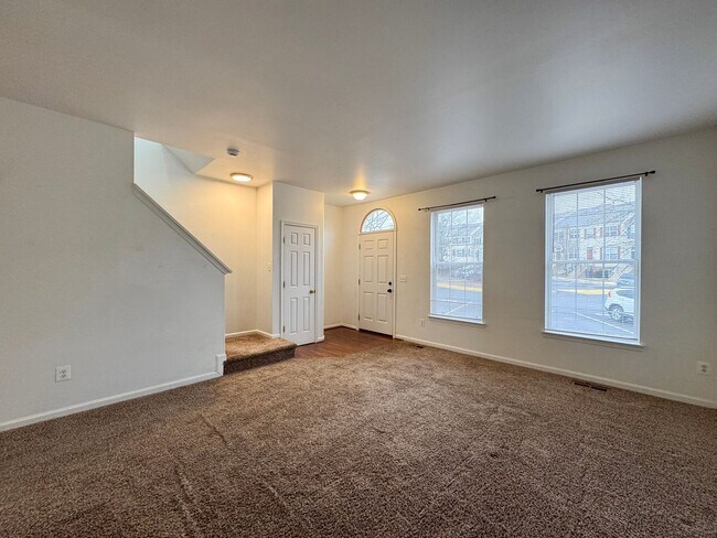 Foto del edificio - Spacious 2 Primary Beds 1 Den 3.5 Bath Townhome In Vibrant Sycamore Hill