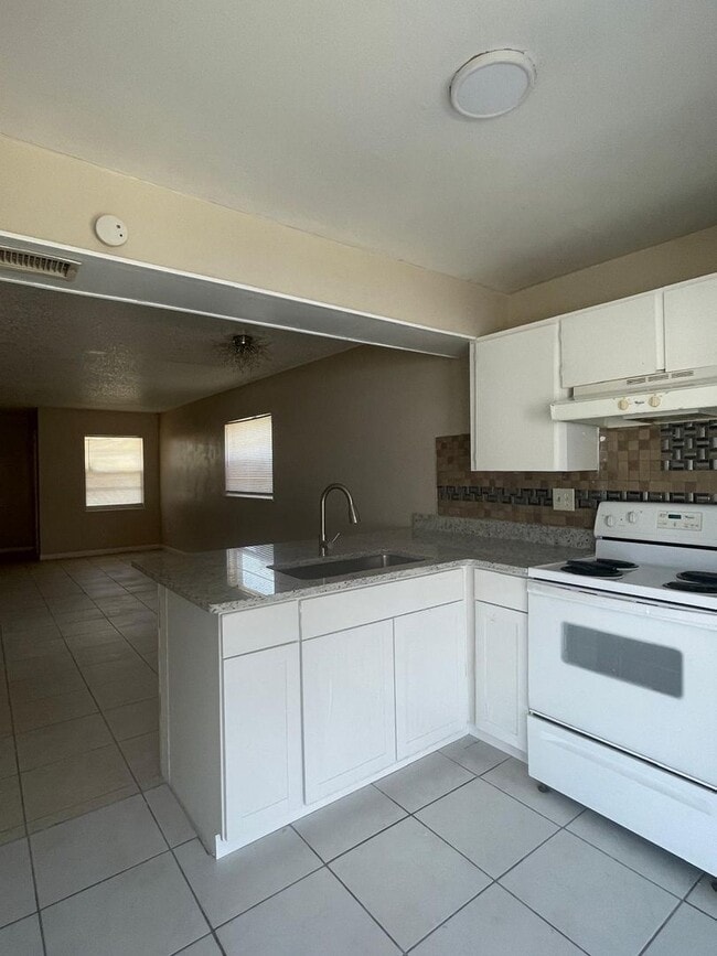 Building Photo - 2221 Leo Dr
