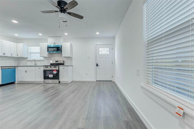 Foto del edificio - 8218 Bigwood St