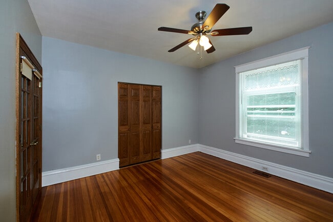 Foto del edificio - 212 W Russell St