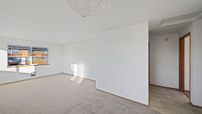 Building Photo - 2 Bed 1 Bath - Pet per Approval - Downtown Location - NAS Whidbey