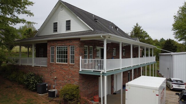 Foto del edificio - 168 Stewart Hills Dr