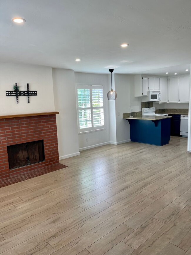 Building Photo - $2,990 - 2 Bed / 3 Bath Beautiful Condo in...