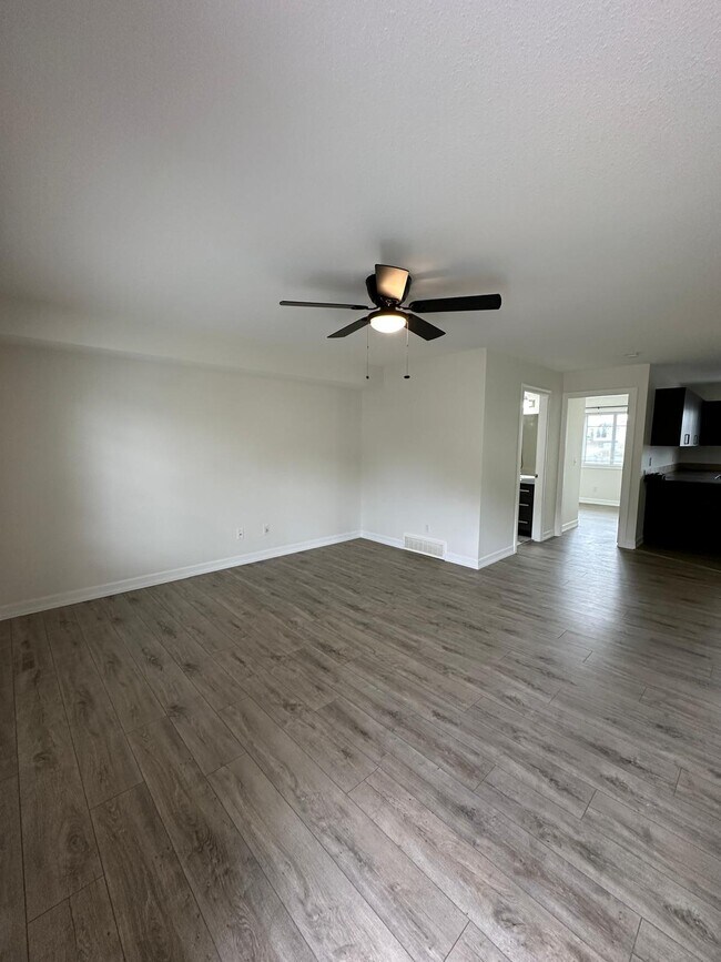 Photo du bâtiment - 2B/2B Stckd Townhome in Copperfield(each level having its own living room) IP061