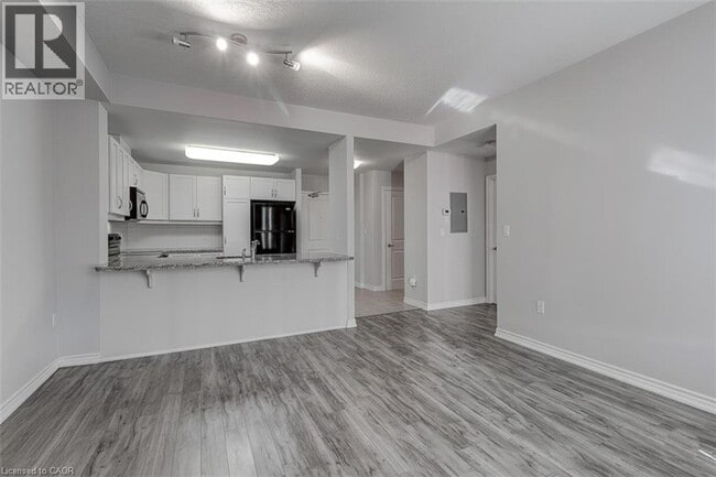 Building Photo - 125 Wilson St W