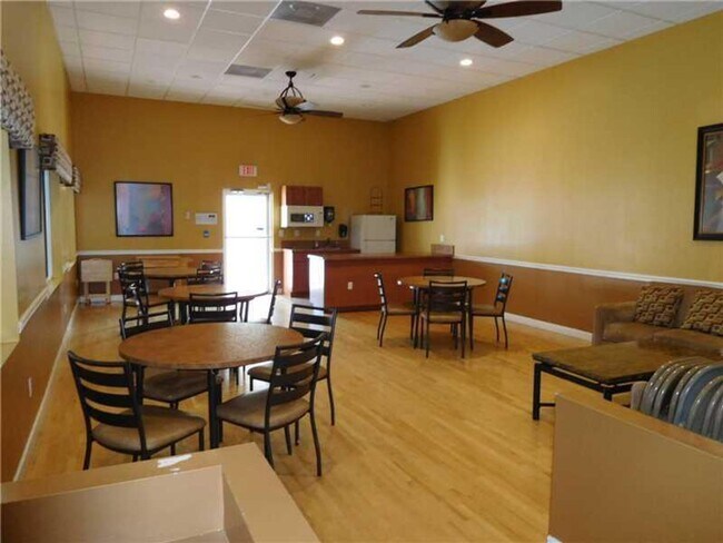 Foto del edificio - 7342 Pinewalk Dr S