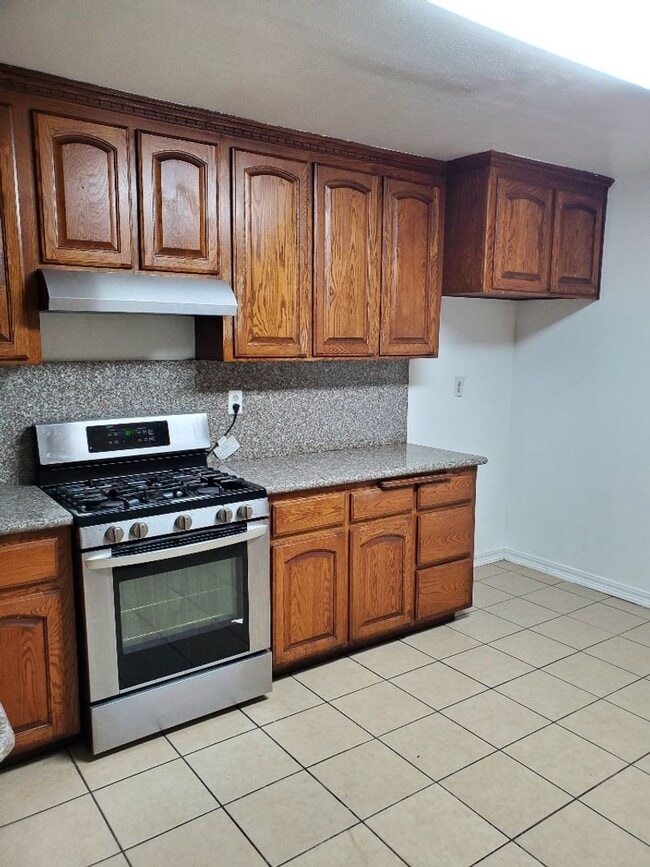 Building Photo - Home For Rent
