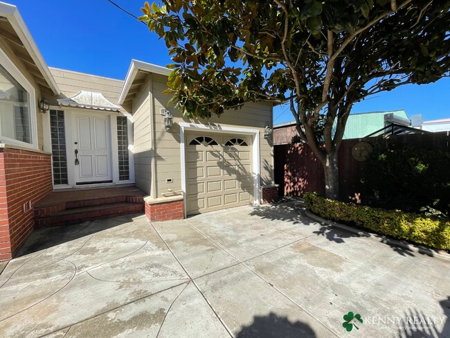 Foto del edificio - Two Bedroom Home with Backyard Patio