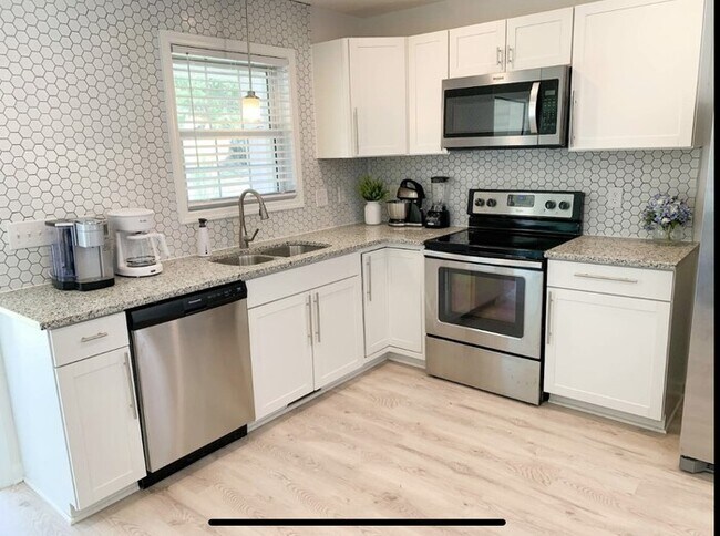 Foto del edificio - 1220 Robinson Ave