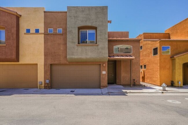 Foto del edificio - Spacious 3-Bed, 3-Bath Tucson Condo w/ Gar...