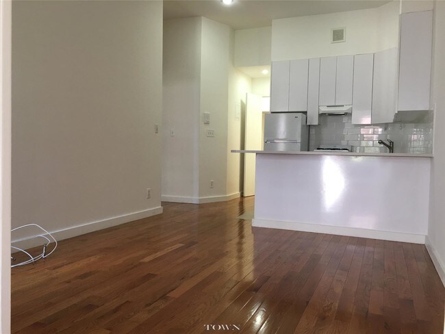 Building Photo - 19 W 89th St