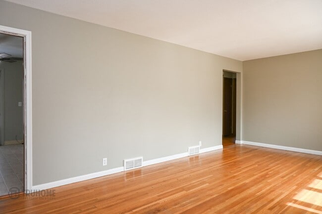 Building Photo - 4 Bed 2 Bath in Prime Location: Your Perfect Home Close to UND!