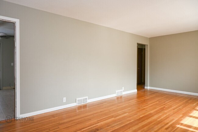 Foto del edificio - 4 Bed 2 Bath in Prime Location: Your Perfect Home Close to UND!