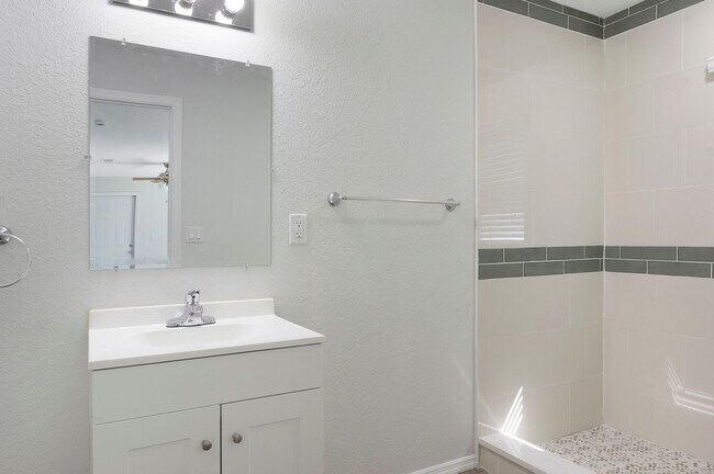 Foto del edificio - Brand-New 2/1 Upper-Level ADU in Central St. Pete