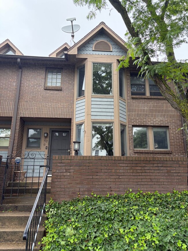 Building Photo - 350 University Ave