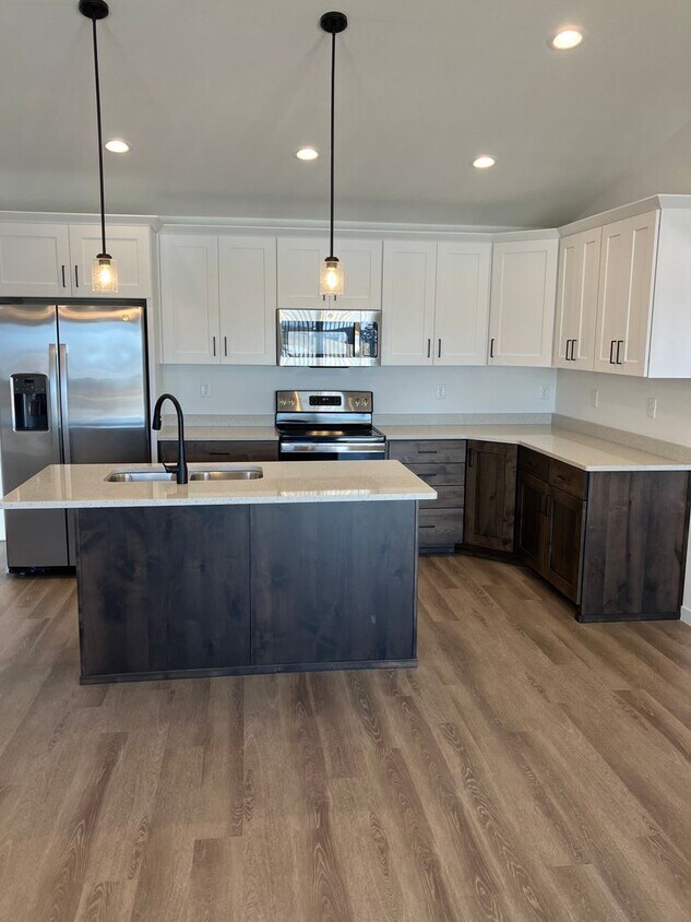 Foto principal - 4 Bed 3 Bath Twin Home