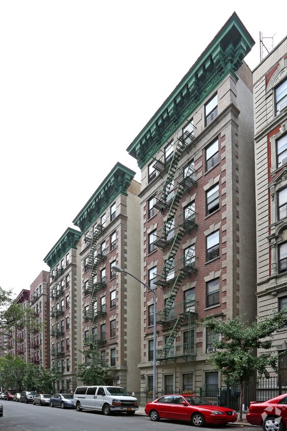 Foto del edificio - Elevatored Apartment Building