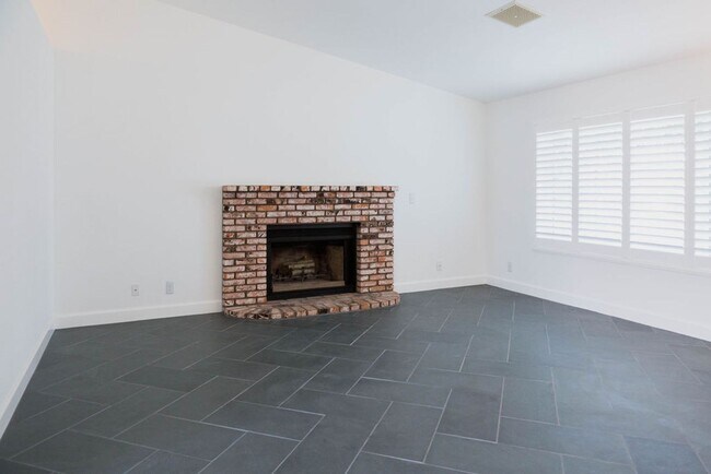 Building Photo - Charming 3 bed, 2 bath home AVAILABLE for ...