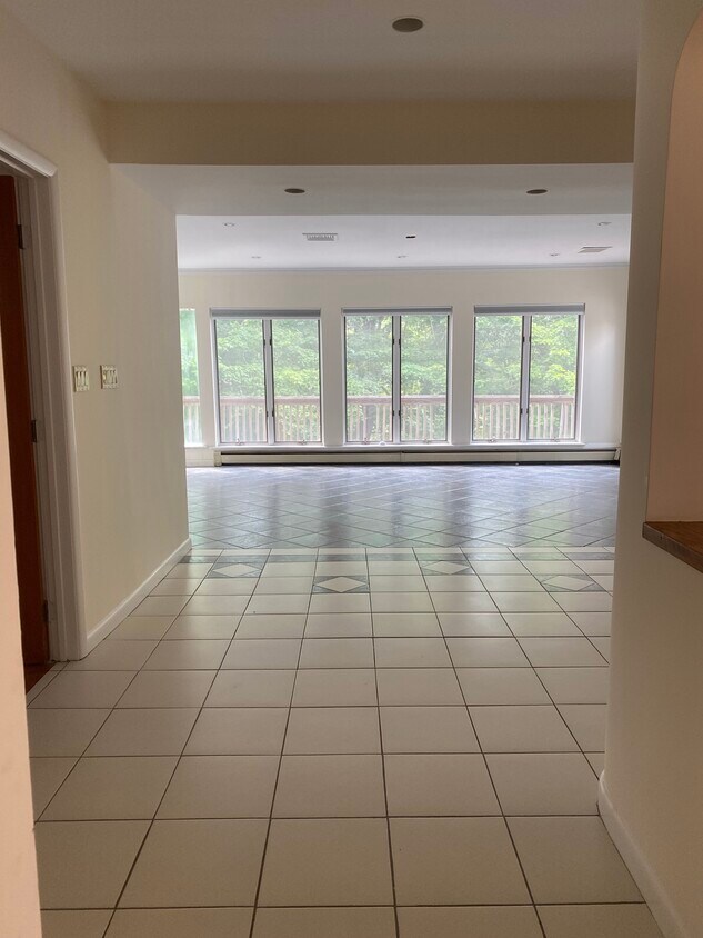 Primary Photo - 442 Armonk Rd