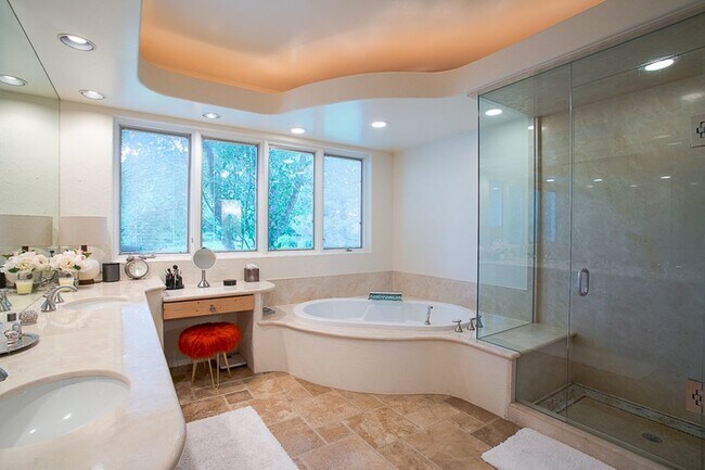 Foto del edificio - 4 Bed 3.5 Bath Carolyn Heights Home W/Stunning Finishes & Ideal Outdoor Space!  Option for Early ...