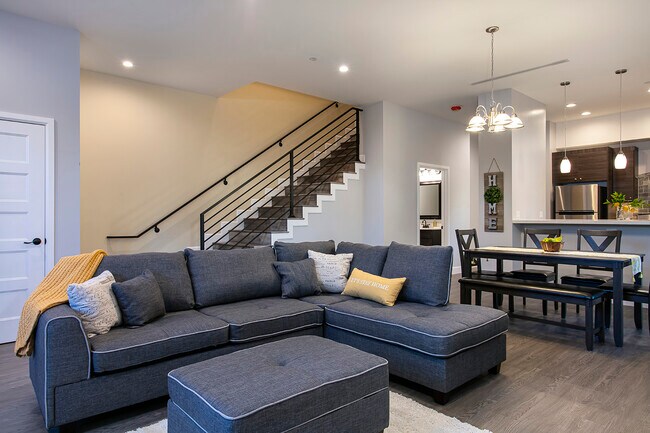 Foto del edificio - 3236 Royal Oaks Dr