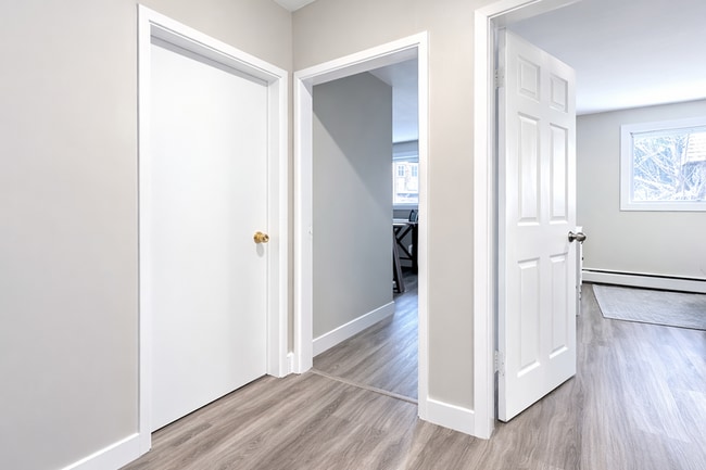 Building Photo - 10724-10105 105 St NW