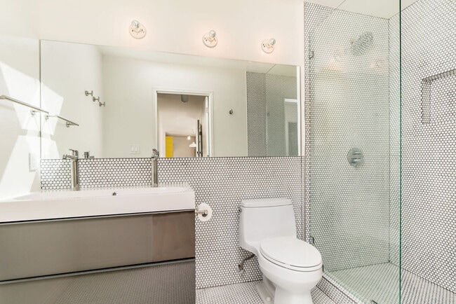 Bright, large bathroom - 40 18th Ave