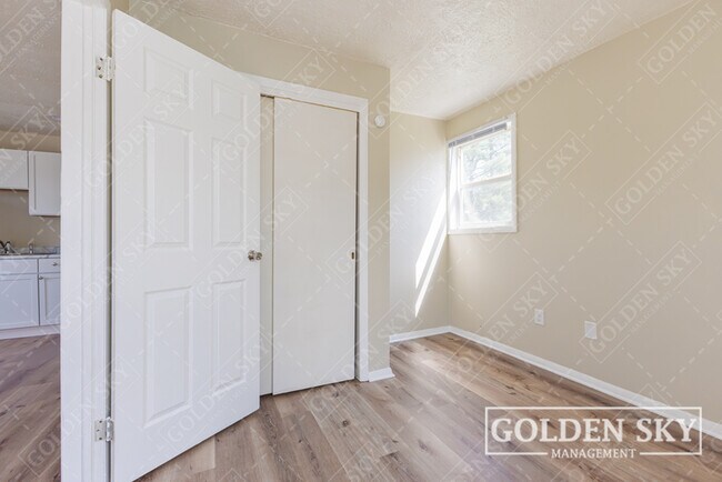 Foto del edificio - 119 E 1st St