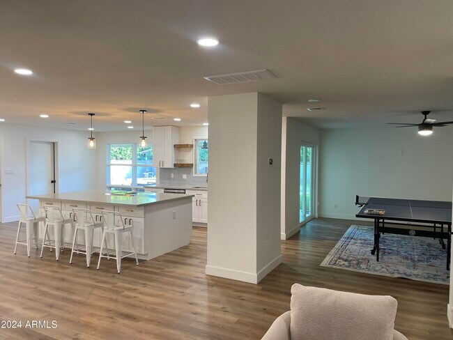 Building Photo - 8727 E Sells Dr