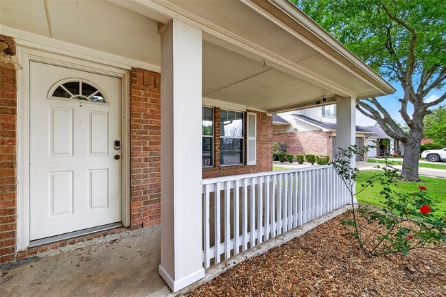 Building Photo - 19755 Cozy Cabbin Dr