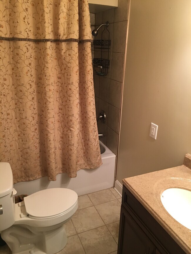 Baño completo - 2712 S Moreland Ave