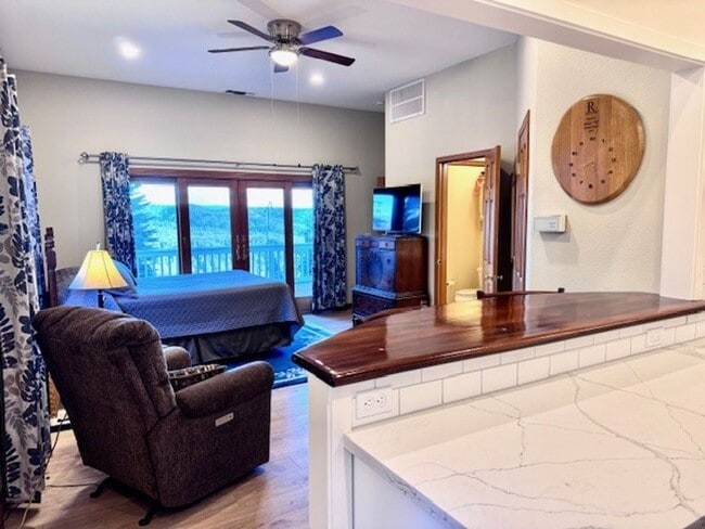 Foto del edificio - Beautiful Fully Furnished Studio Apartment with Long Range Views