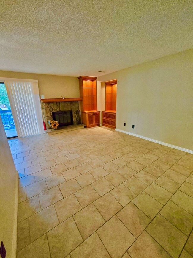 Building Photo - Spacious & Updated-2 bedroom Condo with 2 ...